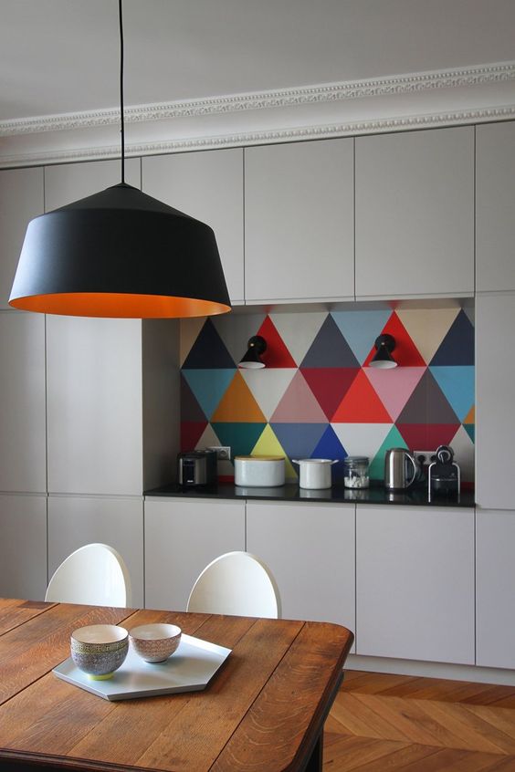 a colorful geometric backsplash makes this plain modern kitchen pop