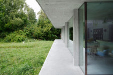 09 Glass walls throughout the house create a strong connection with outdoors and let enjoy the views