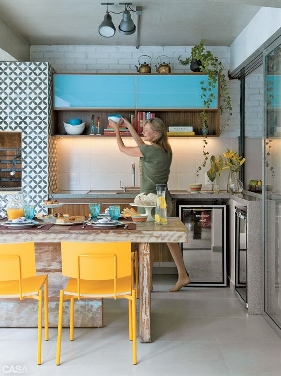 Bold blue cabinets and sunny yellow chairs for an eye catchy space