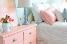11 a salmon pink dress, pillows and an artwork are ideal for this cozy bedroom