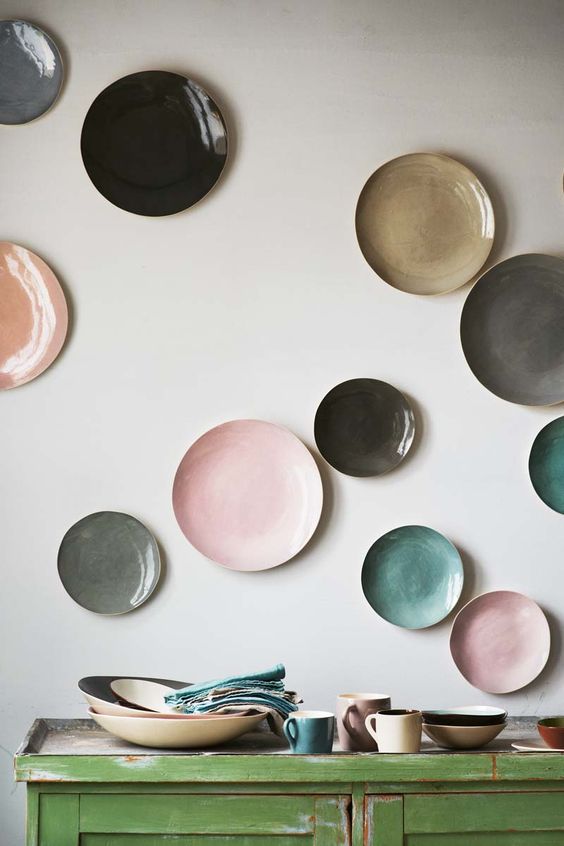 same plates in different colors and shades look stylish