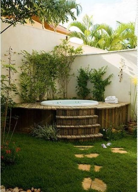 23 a jacuzzi clad with rustic wood and with stairs