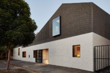 01 This Perimeter House is clad with brick to give a nod to industrial heritage of the district where it’s located