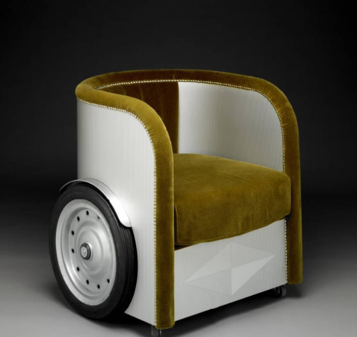 The piece has wheels for mobility and it's upholstered with velvet available in different shades like ocher or red