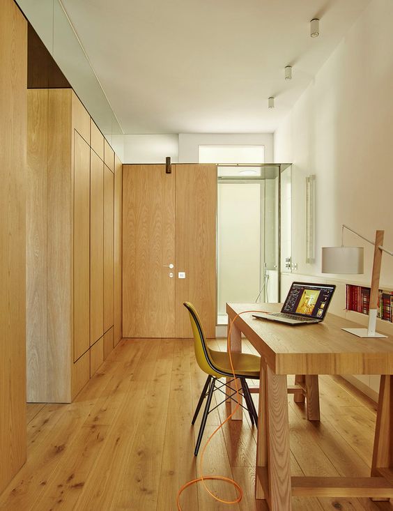 The interior decor is modern, warm and simple due to the extensive use of oak wood