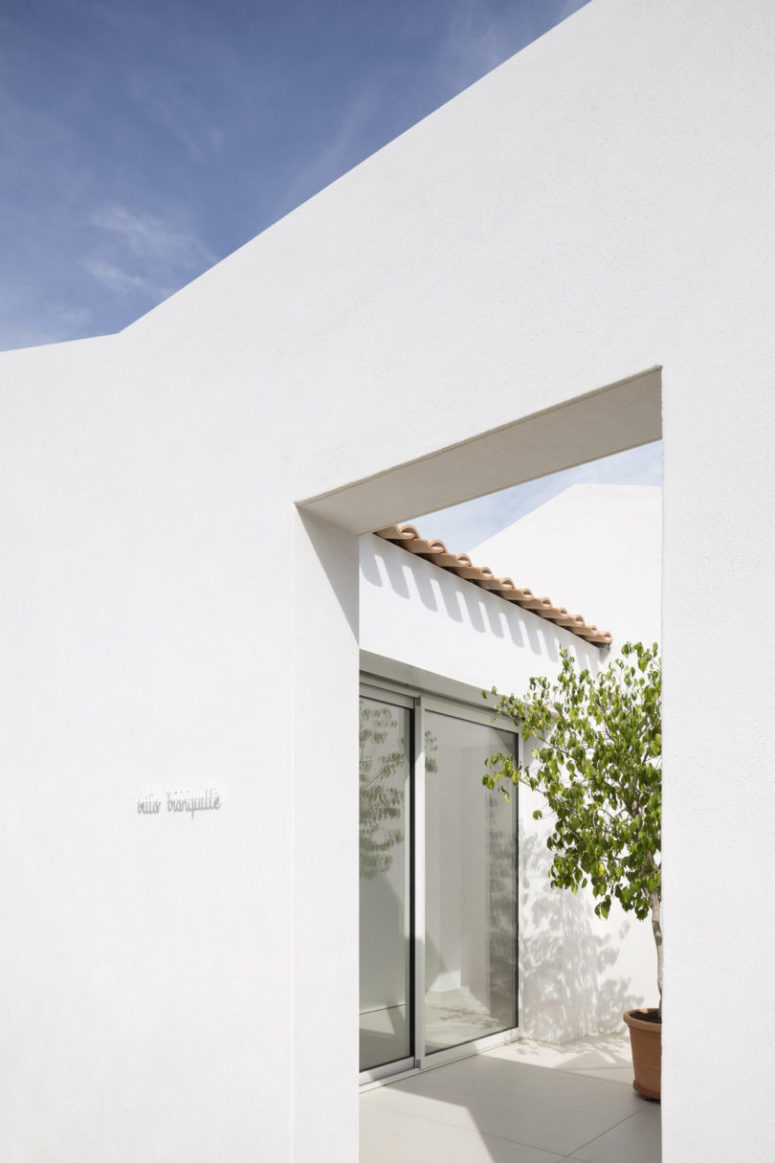 The whole house is covered white both inside and outside to fill it with light and igve it a minimalist look