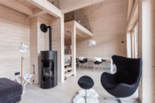 04 The interior of the house is warm and welcoming thanks to the extensive use of light-colored natural wood in decor