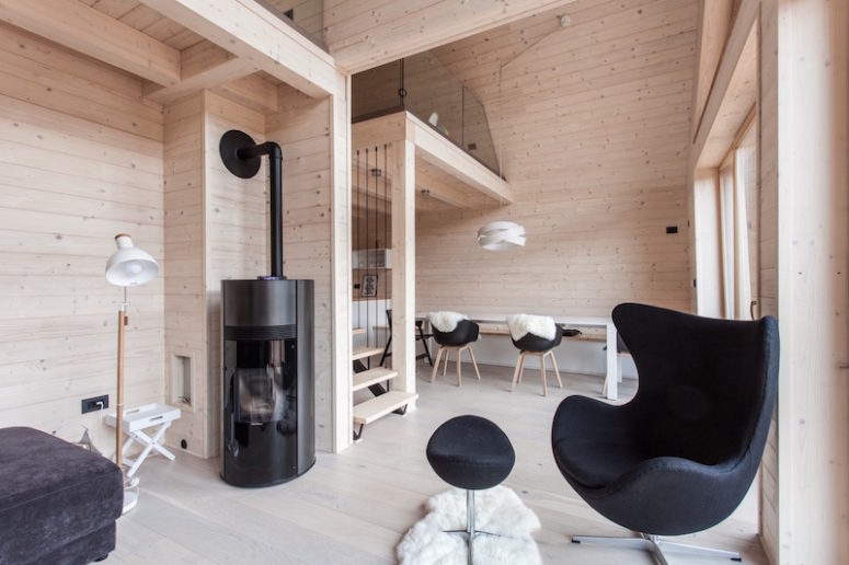 The interior of the house is warm and welcoming thanks to the extensive use of light-colored natural wood in decor