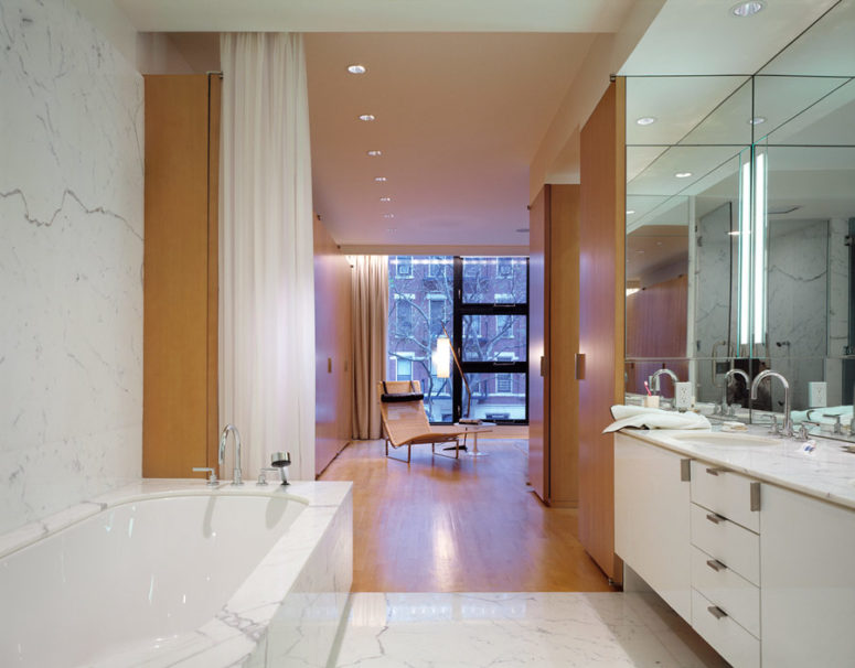 The master bathroom is very elegant and exquisite, in white marble and with a large mirror that expands the small space