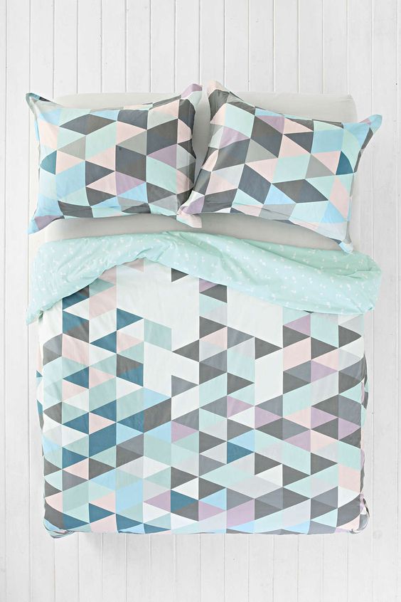 pastel triangle bedding with grey and mint parts to make it more peaceful