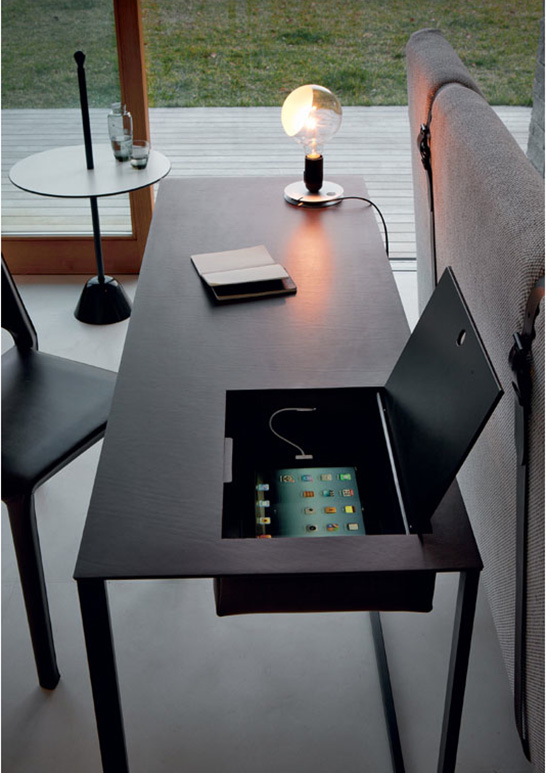 Calamo Desk by Gabriele Rosa (via media.designerpages.com)