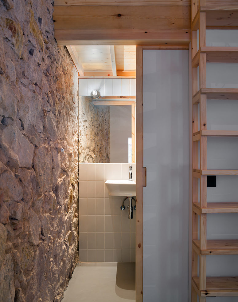 A sliding door leads to the bathroom - such doors help save space and look very modern