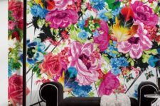 23 super colorful floral wallpaper and laconic black furniture for a contrast