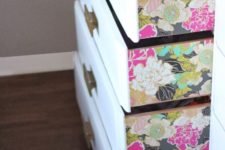 28 colorful floral wallpaper on the drawers’ sides to add a chic touch