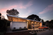 01 This mid-century modern house in California is created for indoor and outdoor living, and it benefits from its U-shape