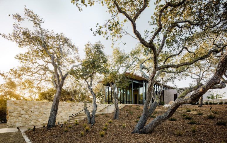 The house is clad with stone and glass, the aim of it was to reduce the heat gain, which is a usual thing for California