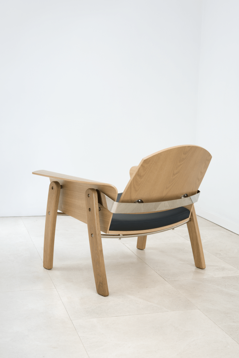 The lines and curves of the chair remind of kimono's pleats and beautiful and soft lines