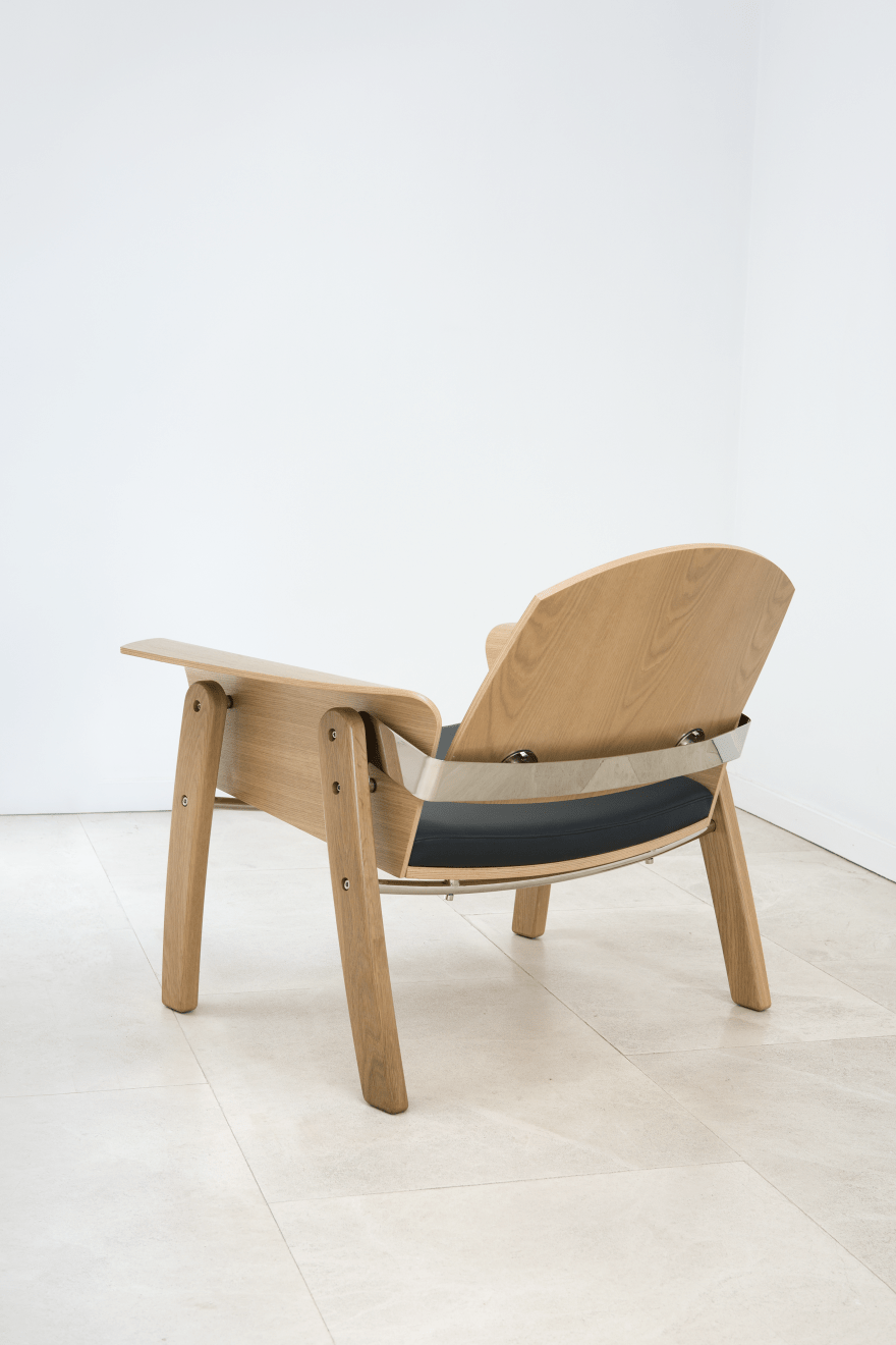 The lines and curves of the chair remind of kimono's pleats and beautiful and soft lines