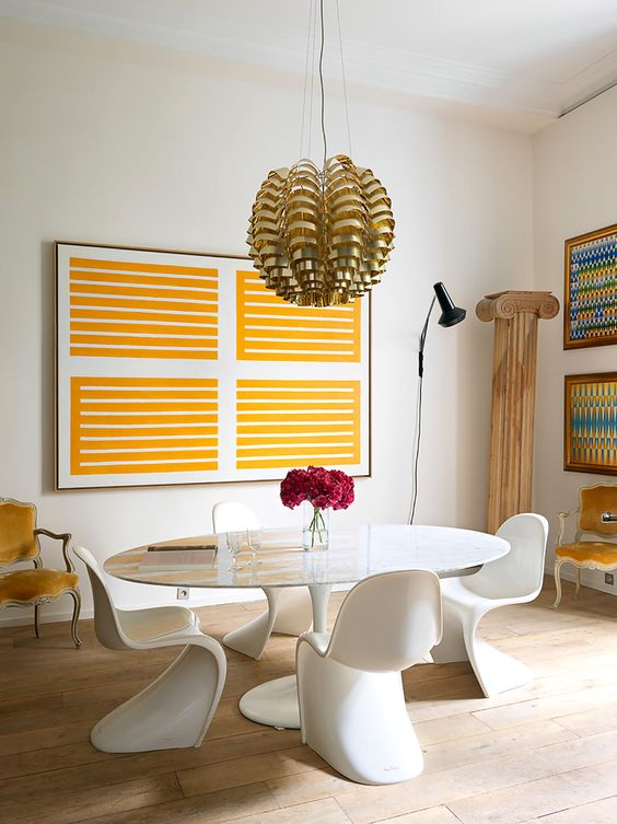 A decorative Greek-style pillar and refined yellow velvet chairs added an exquisite touch to the space