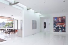 05 The interior spaces are done in white to feature a perfect backdrop for the owner’s art collection and a simple material palette is characteristic of modernist style