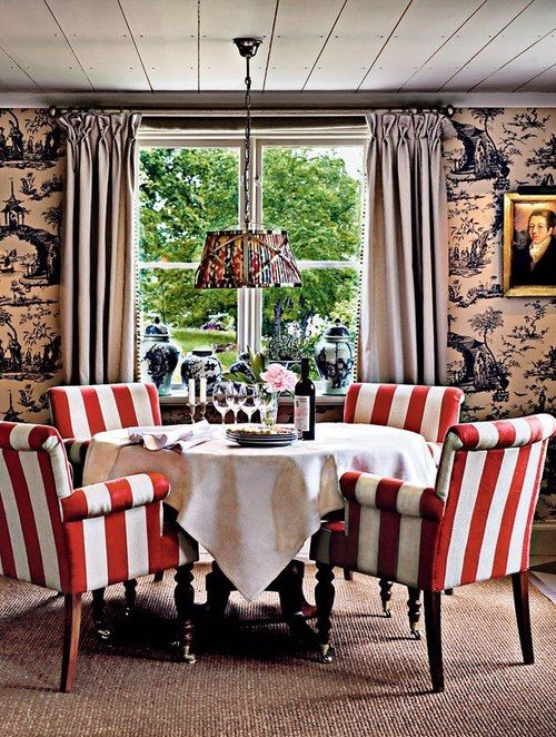 red and white striped armchairs made a colorful statement in this earth-toned room