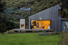 01 Back Country House was built by an architect for himself and his family, it’s a two-stroey building inspired by traditional huts