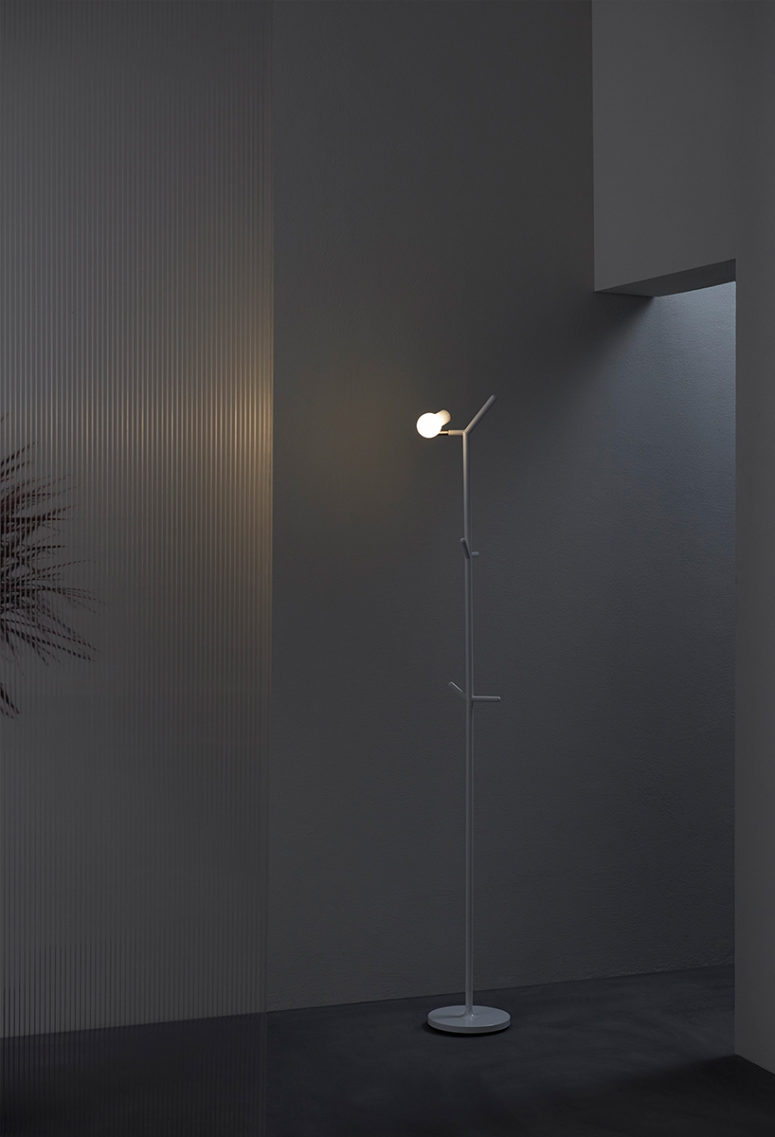 Myna is available in different versions to fit any enveironment, it's a cool piece for a modern hallway