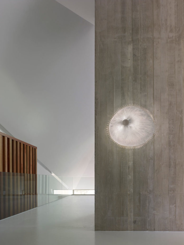 This wall version looks like a jelly fish right on the wall, and its natural glow and shade gives even more similarity