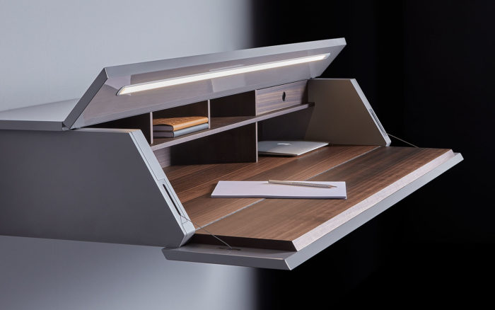 With a single gesture, the Dual Flap opening system opens the large front door, transforming it into a practical desk top