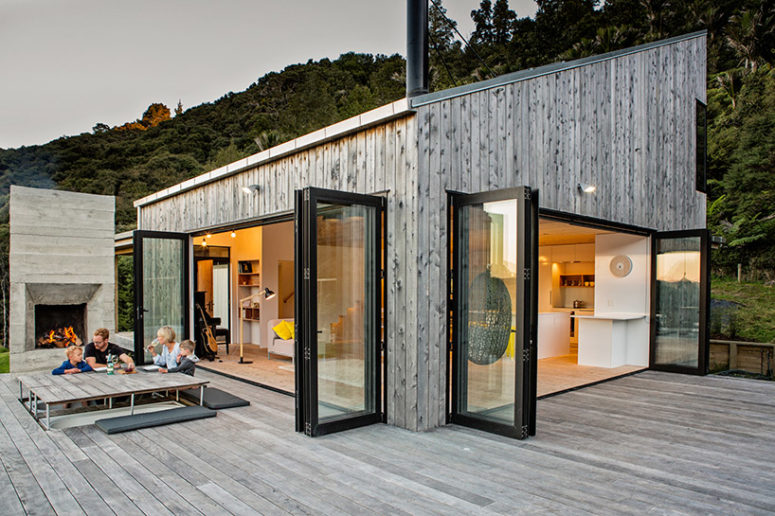 A single volume can be completely opened to the terrace because the glazed walls are foldable
