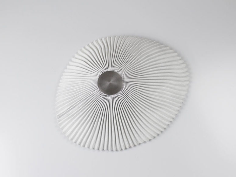 This lamp imitates a shell, it's a wall version that looks neutral and simple, ideal for a coastal house