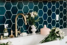 06 glossy emerald hexagon tiles, brass touches and wood make the kithen super chic