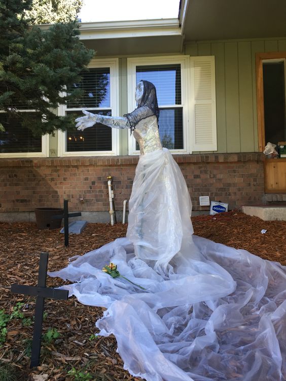 a scary ghost made of white tulle, wire, black tulle will turn your yard into a Halloween oneM