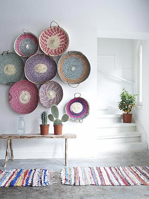 colorful wicker baskets and matching rugs to decorate the entryway