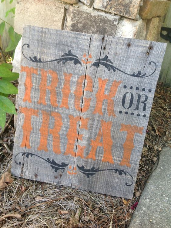 a simple pallet sign with black prints, and orange Trick or Treat letters