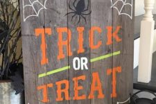28 a simple pallet Trick Or Treat sign with webs, spiders and in bold colors