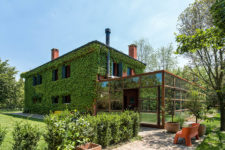 01 This Italian country house was covered with living vines to make it look very natural and it got an additional glass volume that merges with the surroundings