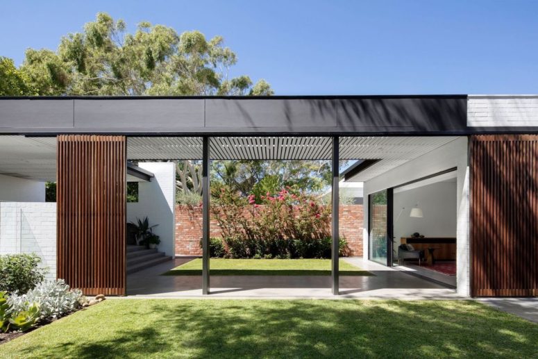This house is organized into a series of brick volumes connected with bridges and gardens