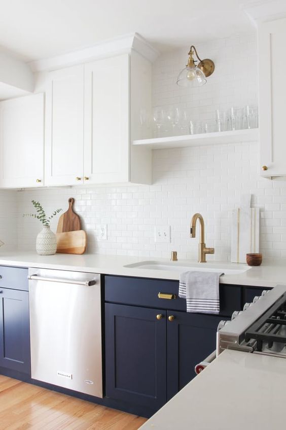 brass is the main metal here, it gives a chic touch to the kitchen but there's also stainless steel