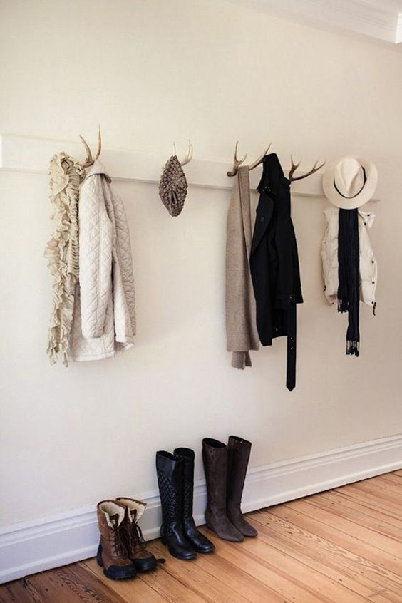 an entryway rack with antlers is a cool idea for the fall
