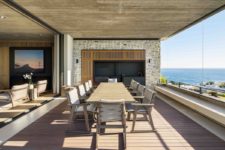 06 The dining area has a glazed facade that invites a panoramic view of the sea inside the house