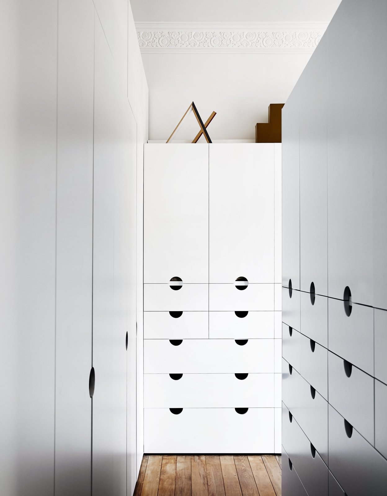 These cabinets are white and very comfy, there are no handles, only holes, and they are the main storage pieces
