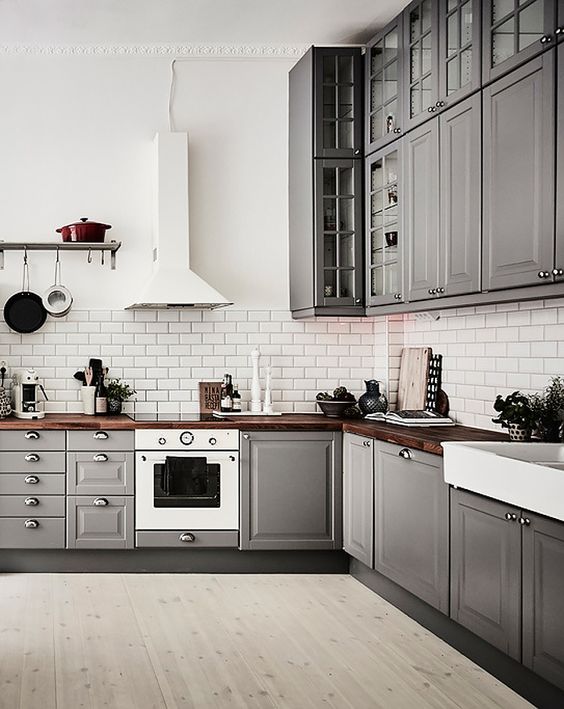 a vintage grey L-shaped kitchen for a large open layout, which looks more spacious cause of no dividers