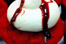 18 bloody cupcakes are ideal for a vampire Halloween party