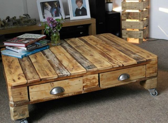 a reclaimed pallet wood low coffee table on casters with drawers can be easily DIYed
