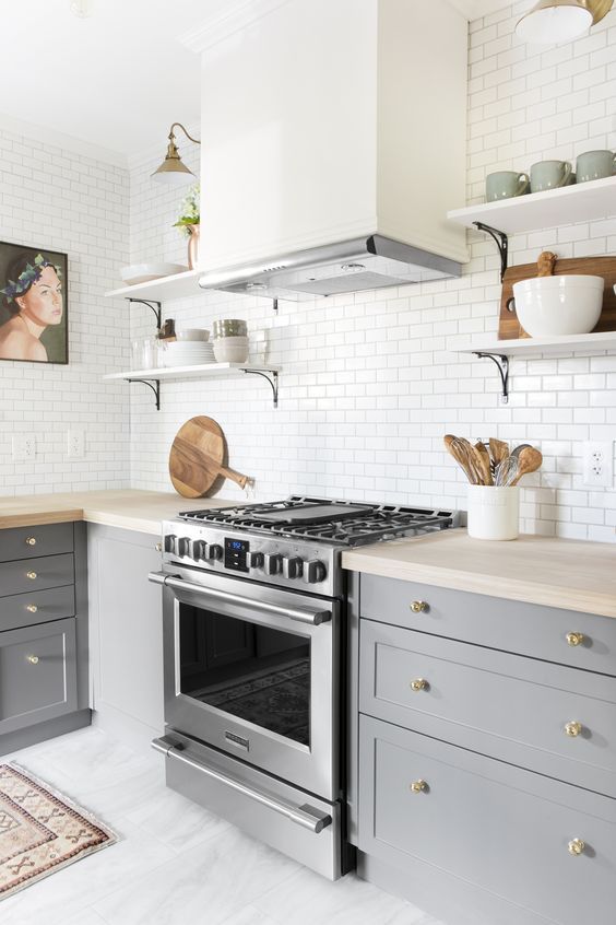 a stainless steel cooker is the main piece here, and brass touches just assist