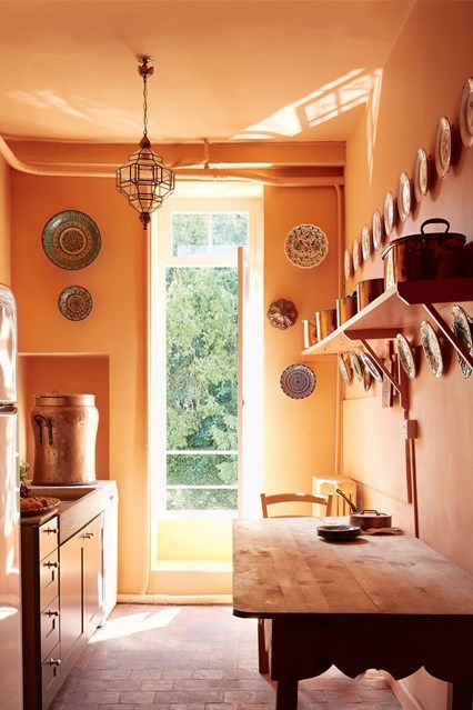 Orange walls are a nice idea to make a traditional kitchen non boring