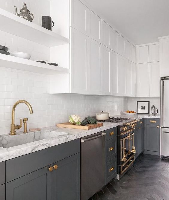 white suspended cabinets and grey ones create a chic conctrast and the kitchen looks bigger and more ethereal