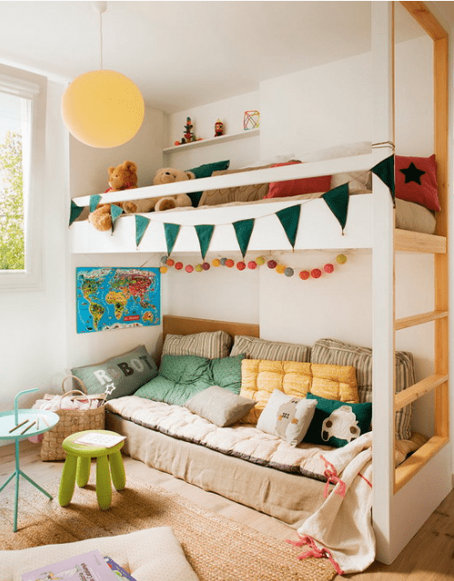 The kids' space features a bunk bed, a niche for toys and some colorful pillows