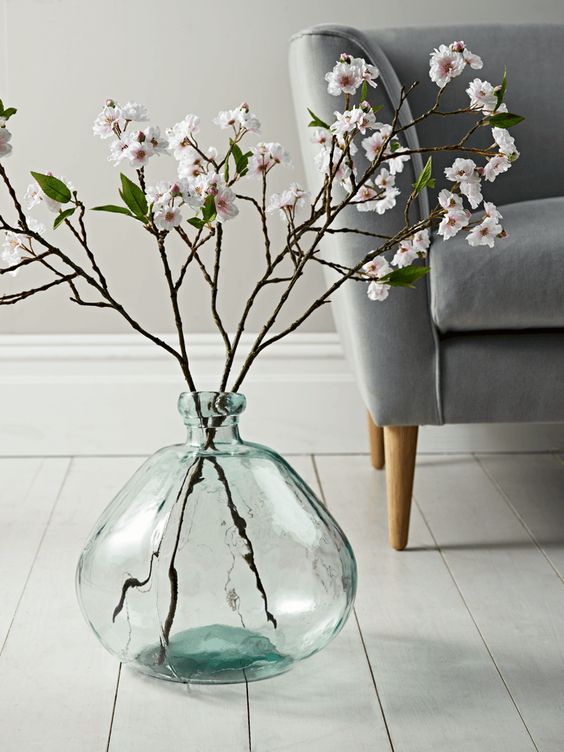 such a large clear glass vase is sure to make any arrangement a masterpiece